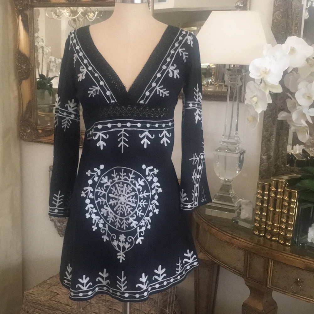 Black dress and turquoise dress